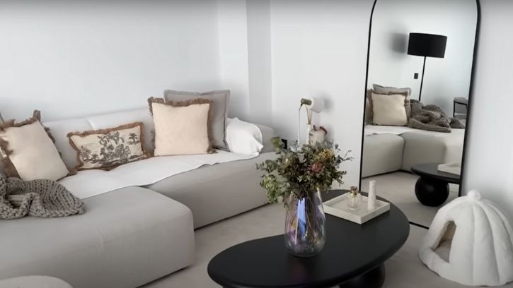 El salón es minimalista y acogedor