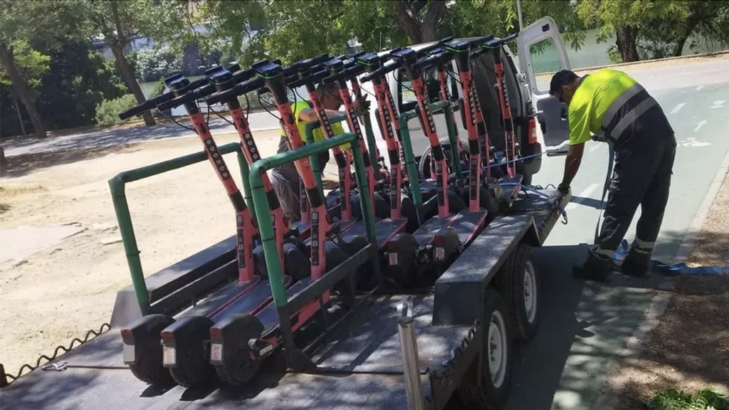 Imagen de la retirada de los patinetes de Voi de las calles de Sevilla.