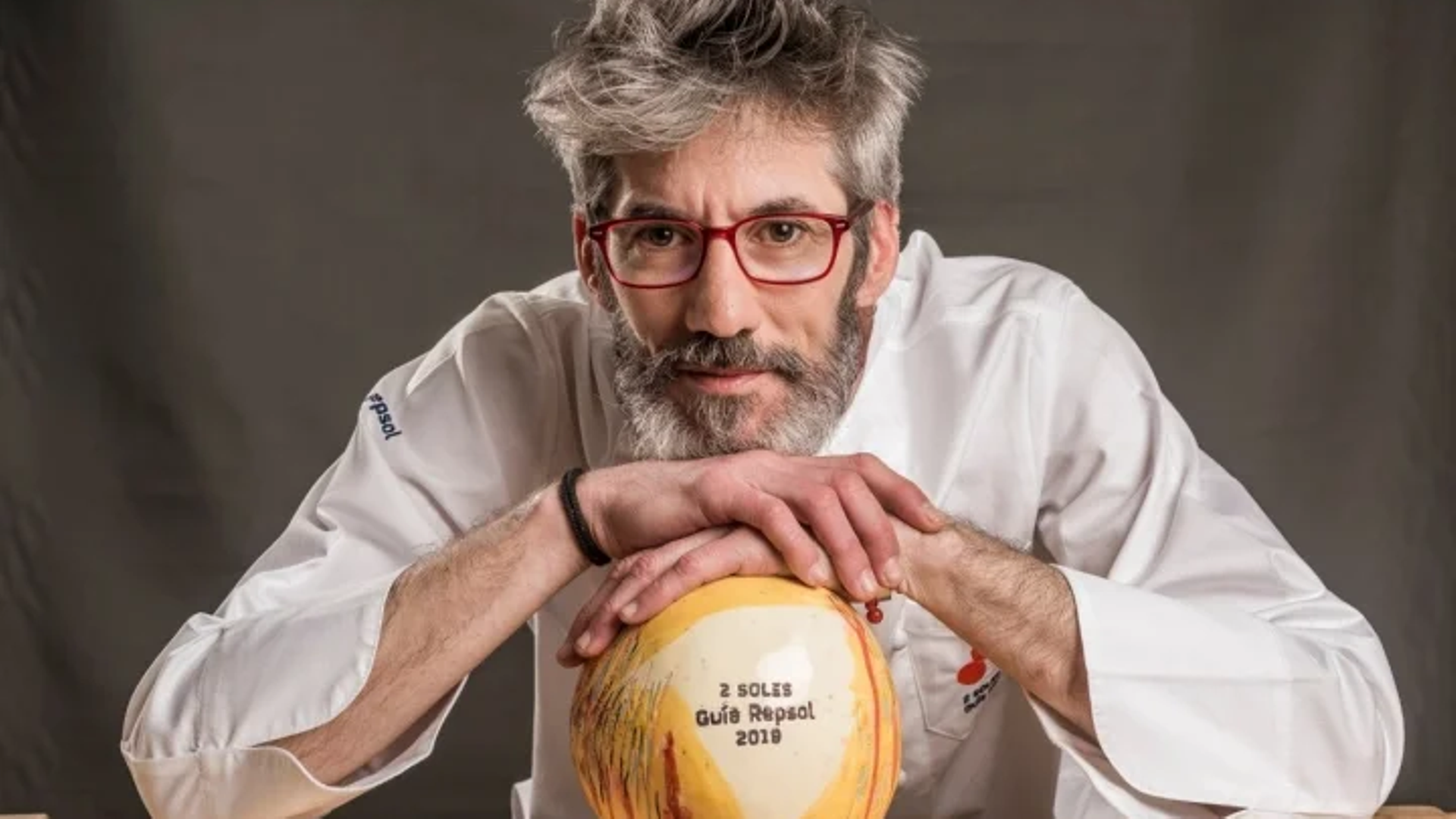 Julio Miralles posando con sus 2 soles de la Guía Repsol, durante su etapa en Zalacaín