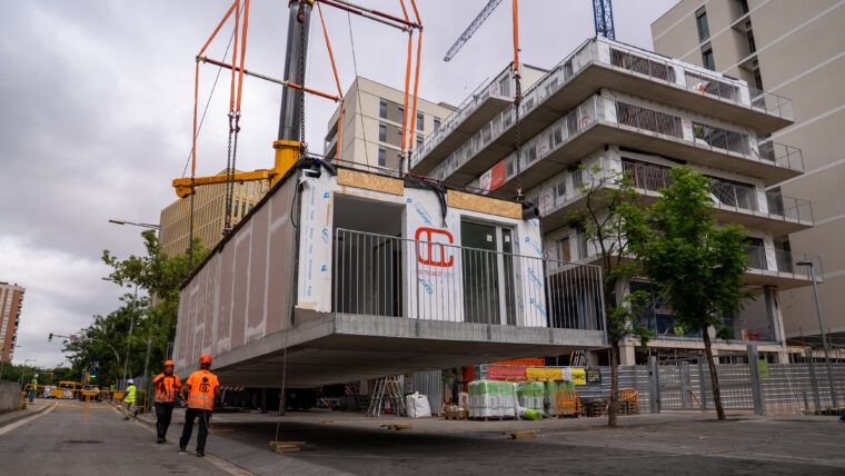 La construcción de un bloque de vivienda pública en diez días en Barcelon