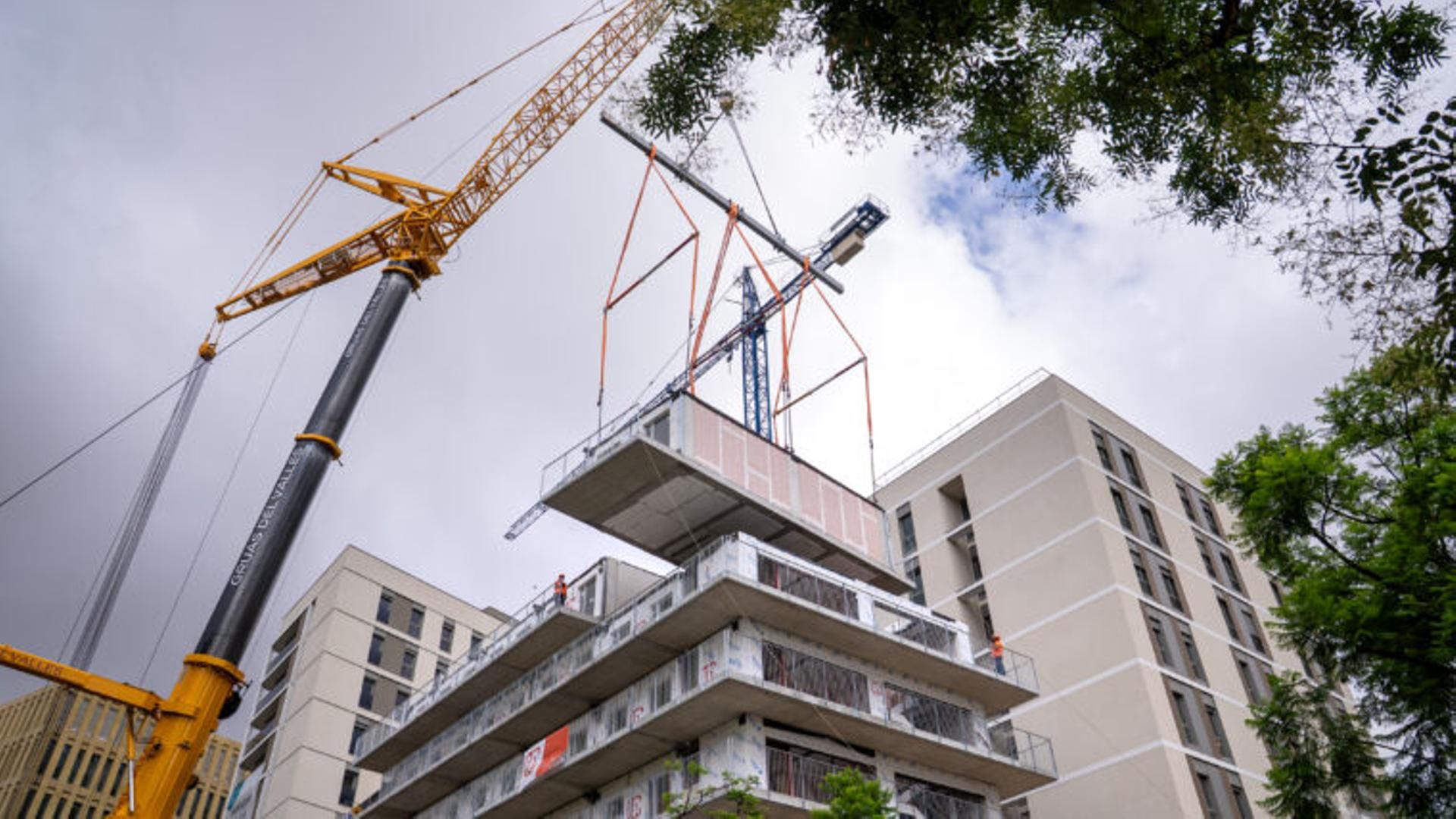 La construcción de un bloque de vivienda pública en diez días en Barcelona