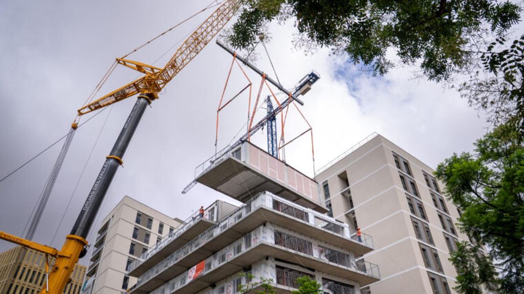 La construcción de un bloque de vivienda pública en diez días en Barcelona