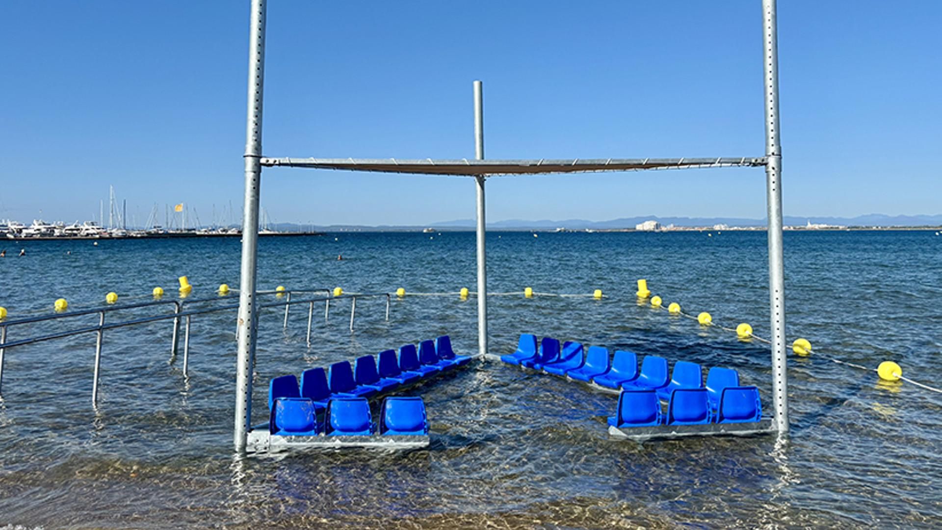 La estructura flotante para personas con movilidad reducida en la playa de Roses