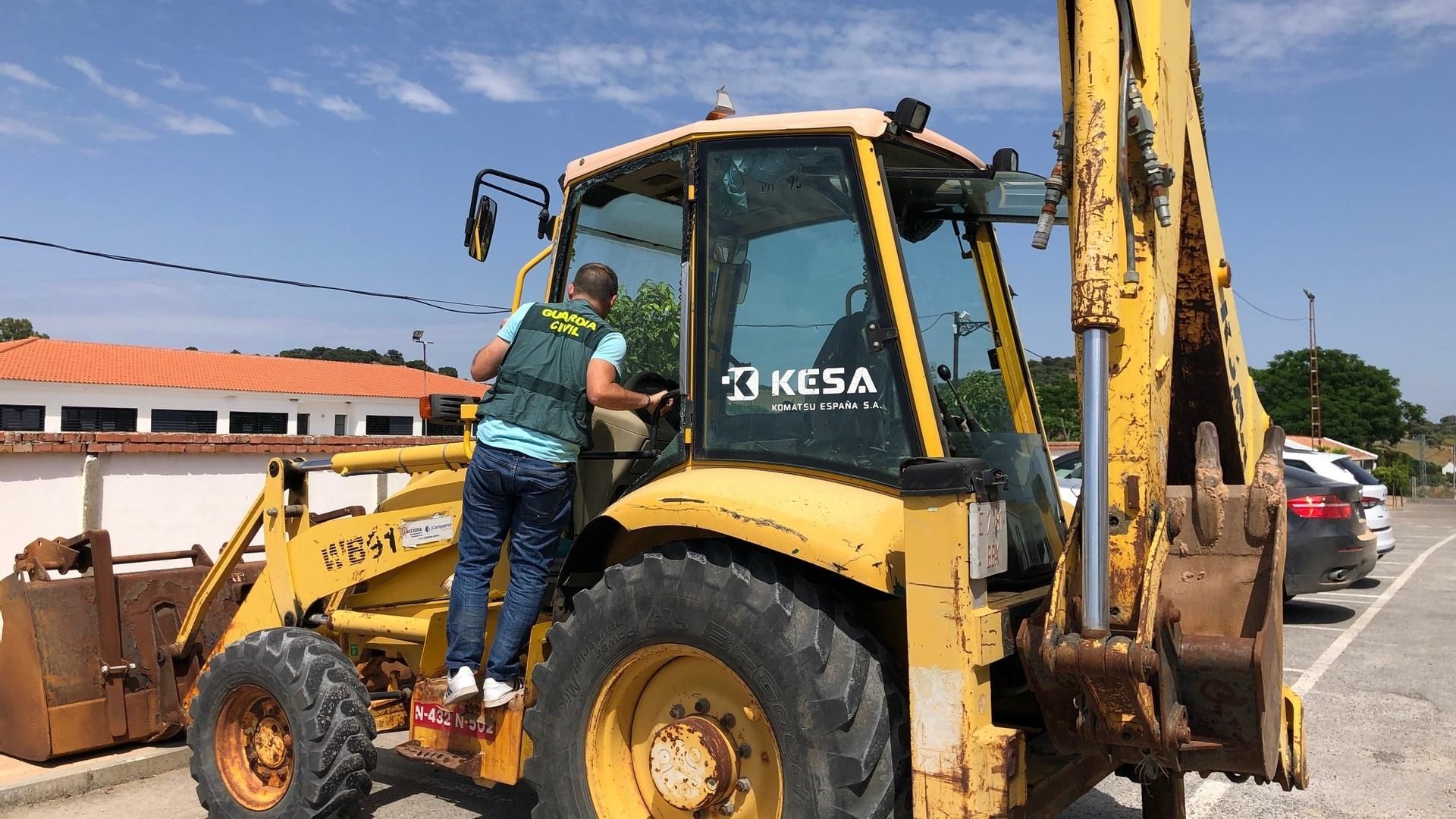 La Guardia Civil inspecciona una retroexcavadora en Córdoba