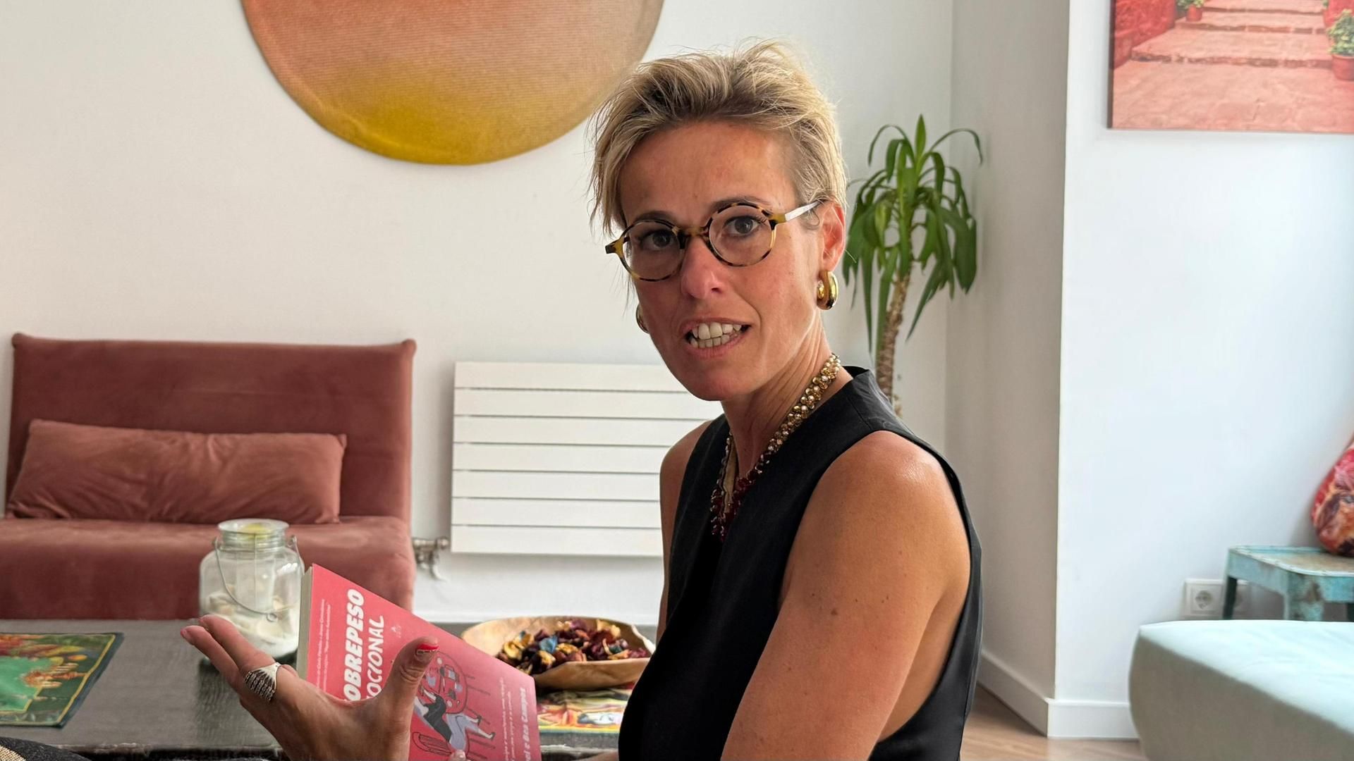 La psicóloga Anna Sibel, durante su entrevista para Informativos Telecinco