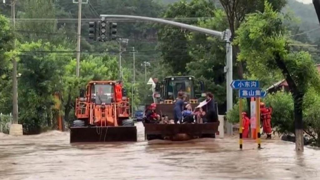 Las lluvias torrenciales en China dejan 30 muertos y miles de desplazados, con Pekín completamente inundada