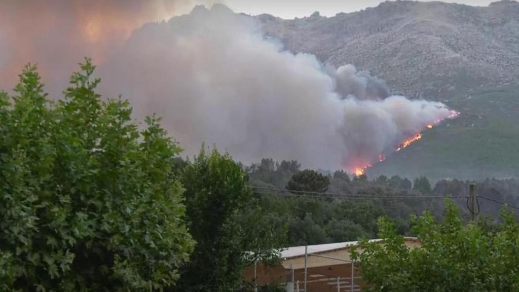 Más de 300 efectivos intentan estabilizar el incendio de Mombeltrán: "Hay pocas zonas de frente de llama activas"