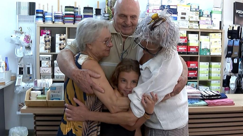 Paqui y su marido Vicente junto a su hija y su nieta en su tienda