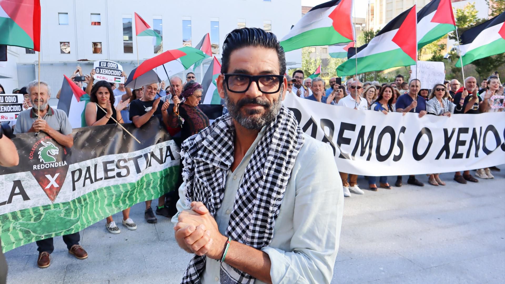 Samir Slim en la entrada de la Ciudad de la Justicia de Vigo