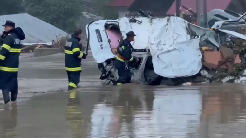Siete muertos por las fuertes lluvias que han inundado Rumanía, cuatro de ellos al hundirse un barco turístico en el Danubio