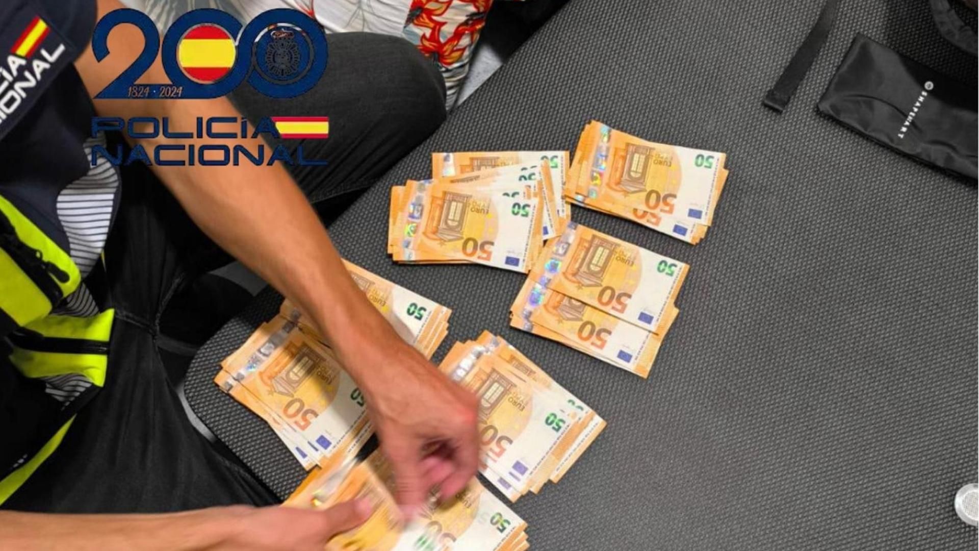Un agente contando dinero de la organización que explotaba sexualmente a mujeres en el Campo de Gibraltar, Cádiz