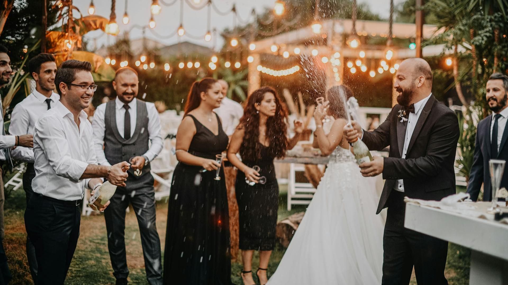Una pareja celebra con sus invitados en el día de su boda Una pareja celebra con sus invitados en el día de su boda