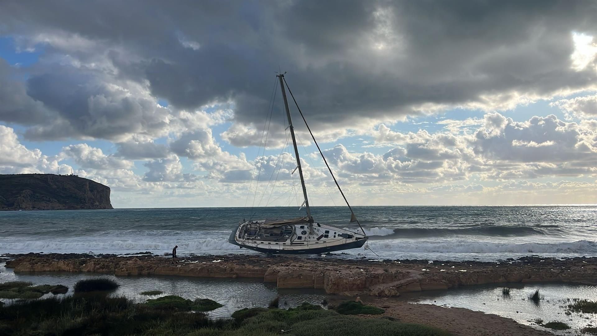 Velero encallado en Javea