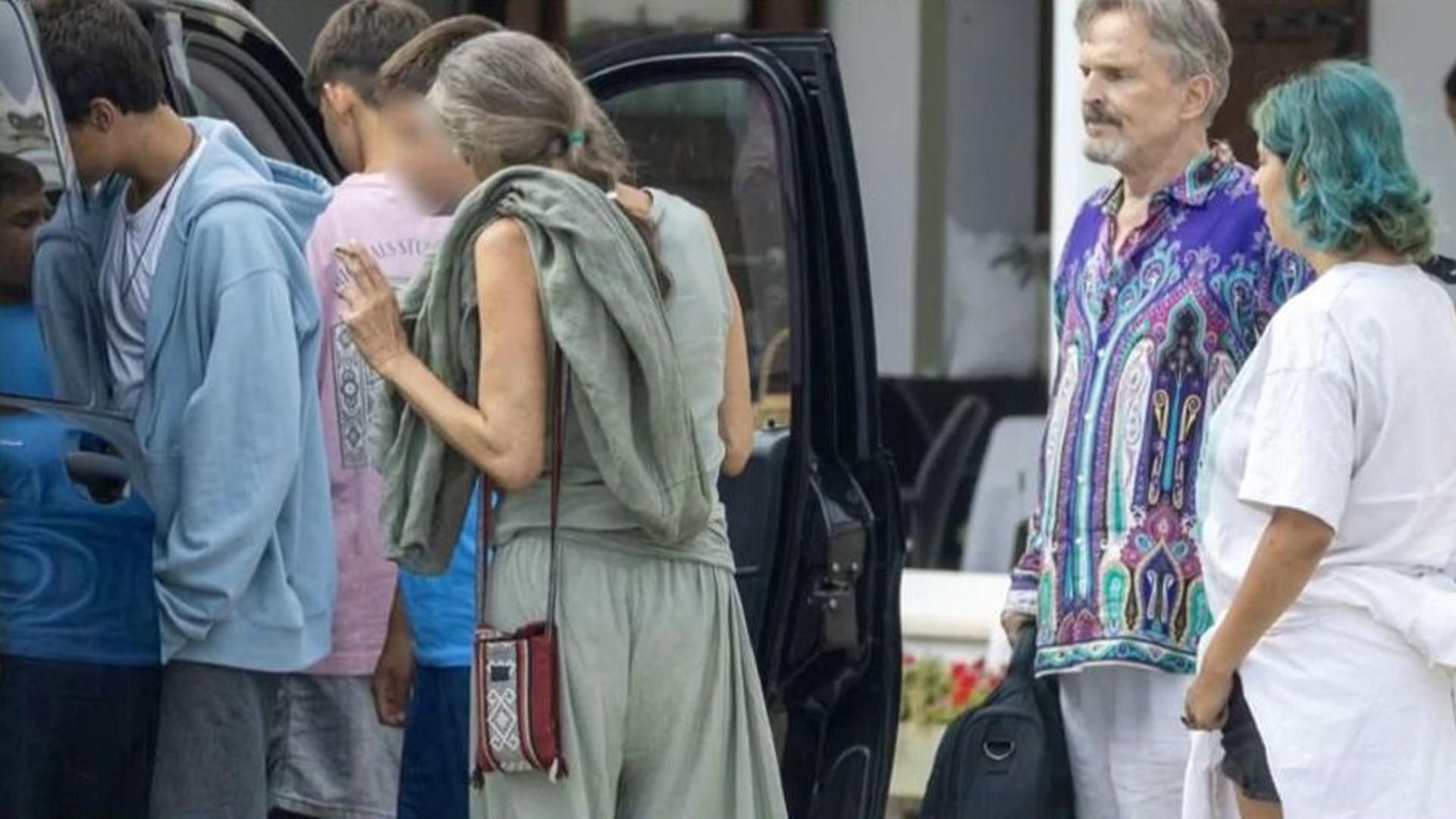 Exclusiva | Los hijos de Miguel Bosé y Nacho Palau, pillados en un reencuentro familiar en Mallorca alejados de las polémicas