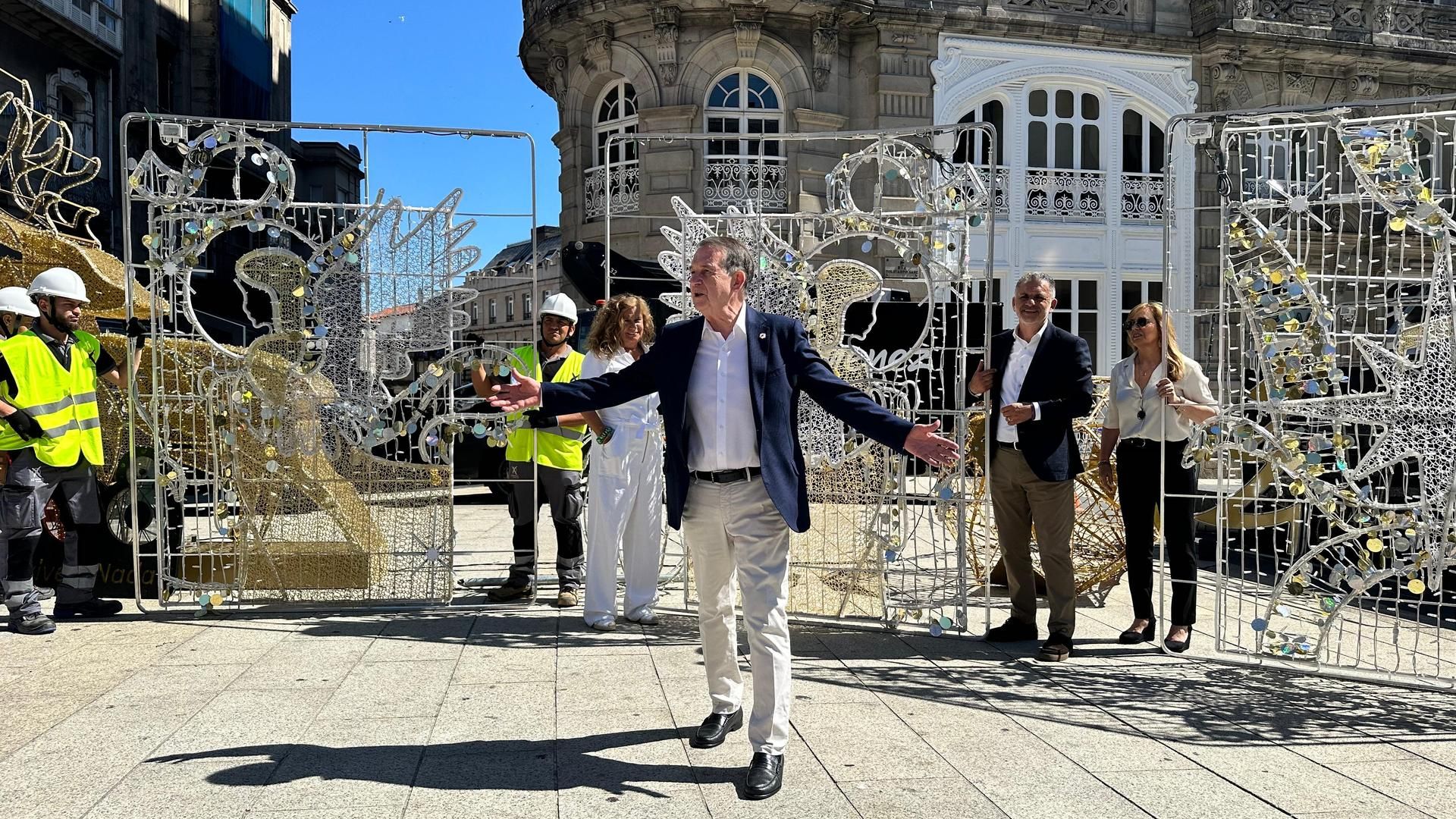 Abel Caballero en el inicio del montaje de las luces de Navidad