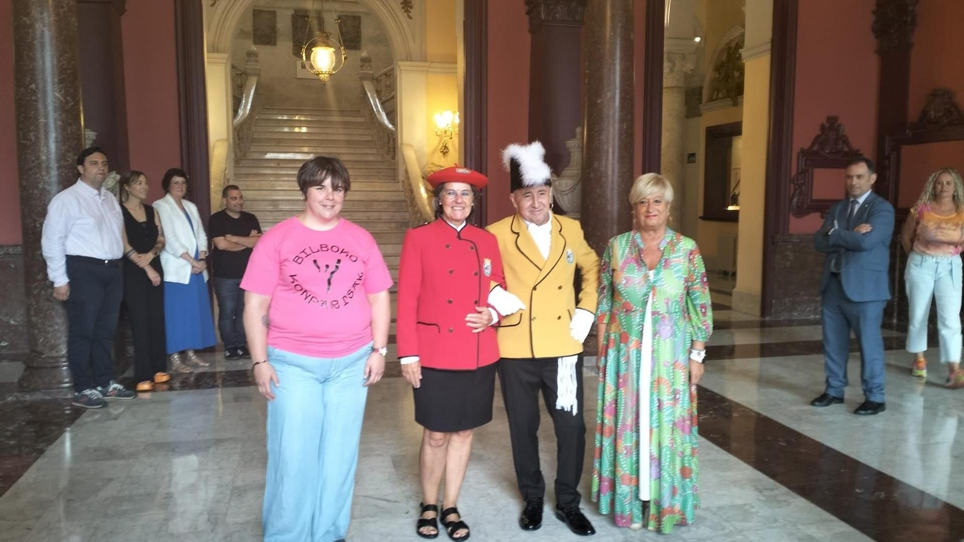 Acto de presentación del pregonero y la txupinera de Aste Nagusia 2025 en el Ayuntamiento de Bilbao. Acto de presentación del pregonero y la txupinera de Aste Nagusia 2025 en el Ayuntamiento de Bilbao.