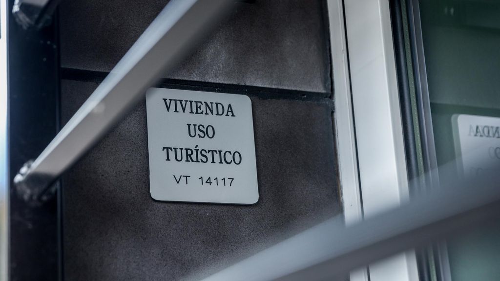 Anuncio de piso turístico en un edificio de Madrid