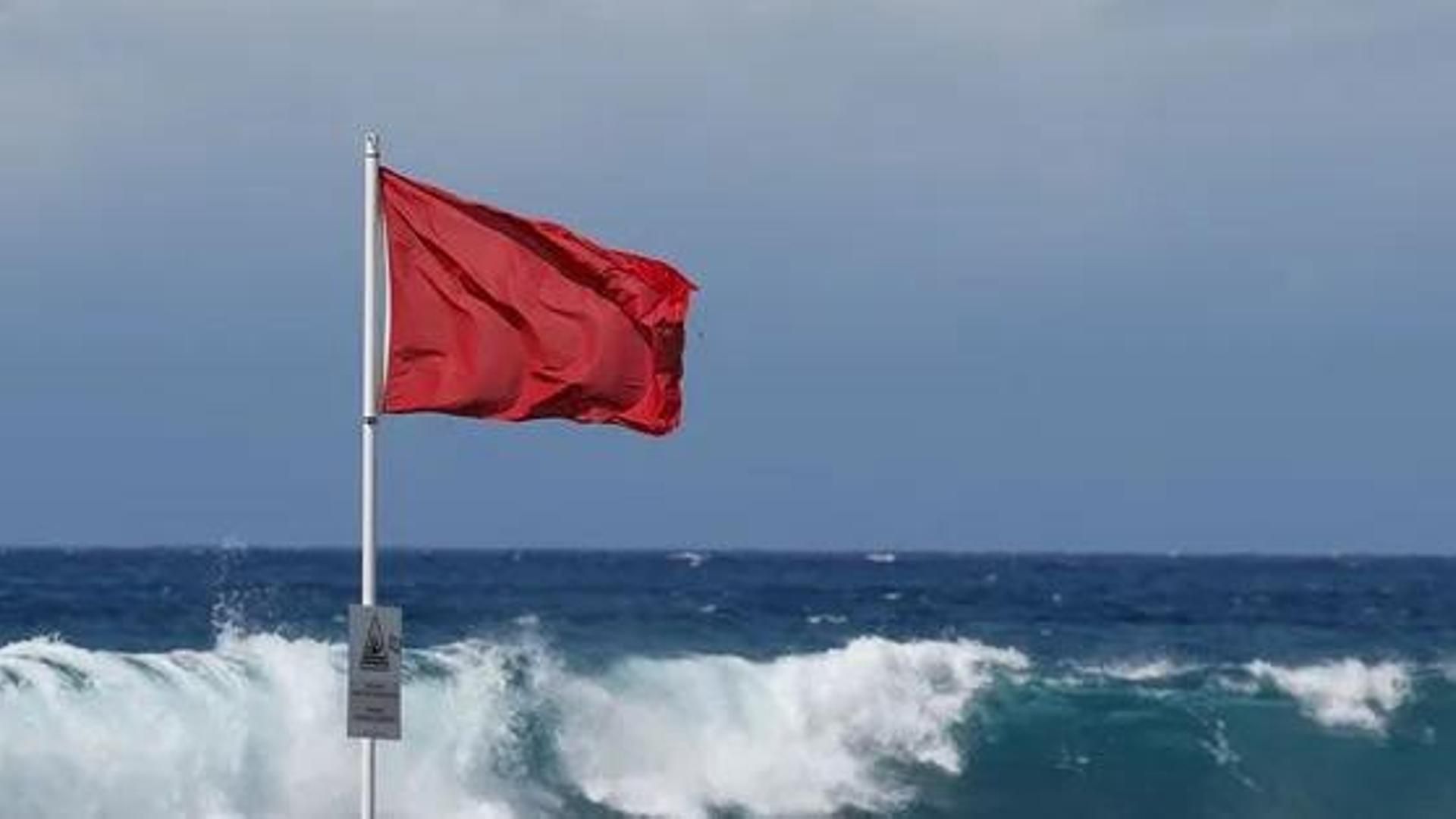 Bandera roja en el mar