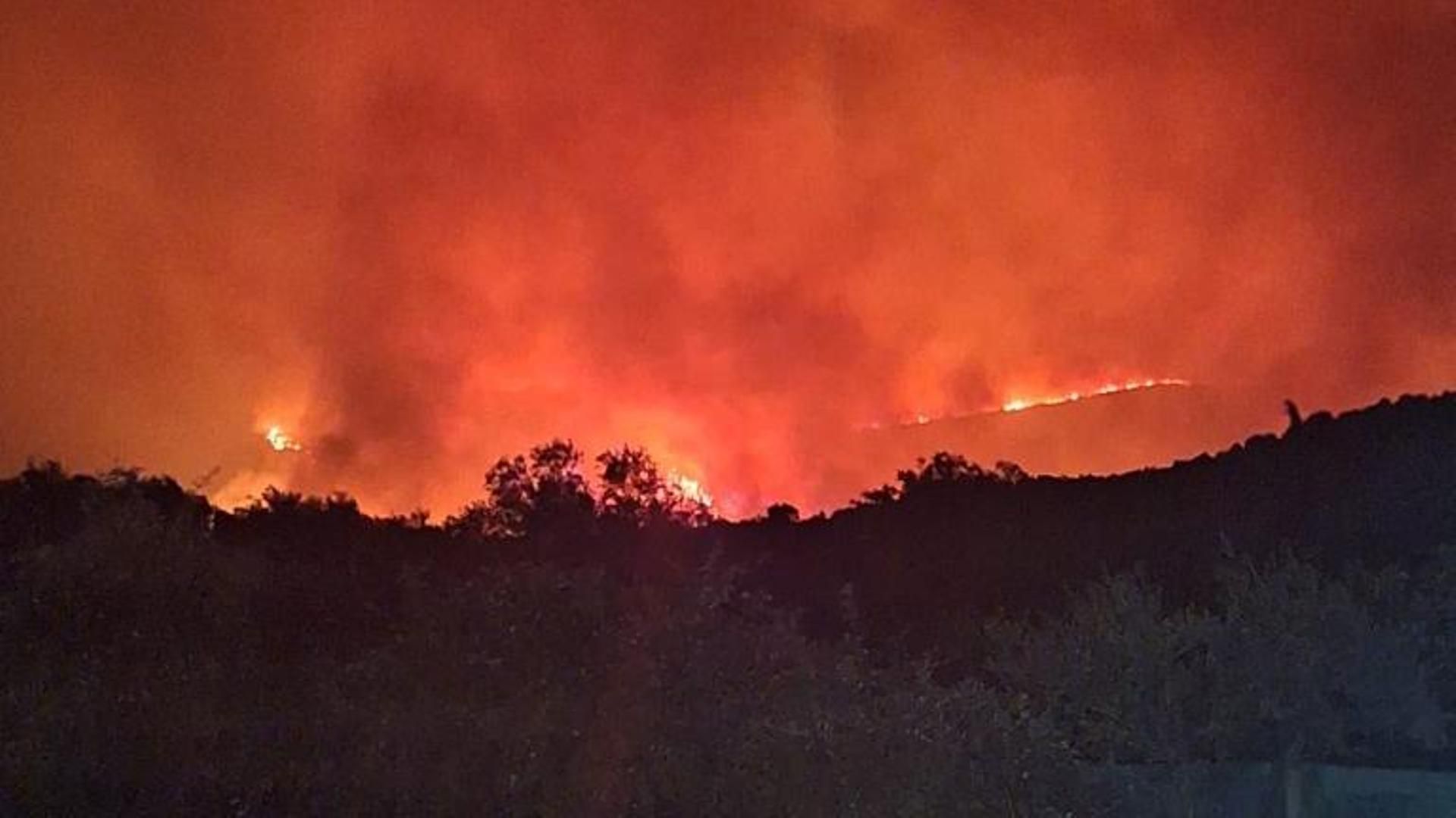 Confinado el municipio de Mombeltrán, Ávila, ante las llamas y humo que provocará el ataque técnico