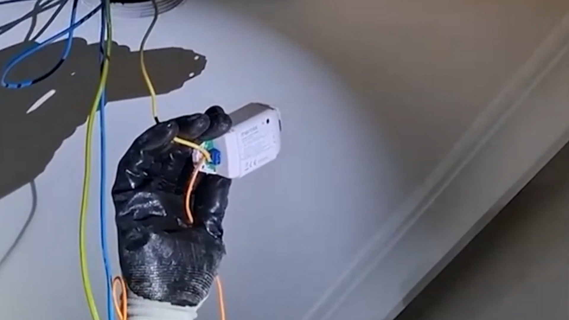 Detenido por grabar a familiares y amigos con una cámara oculta colocada en el baño de su casa