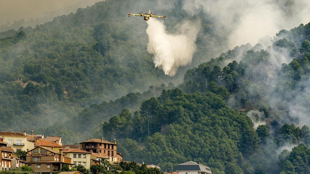 El incendio de Ávila avanza sin control y obliga a confinar a los vecinos de la localidad de El Arenal