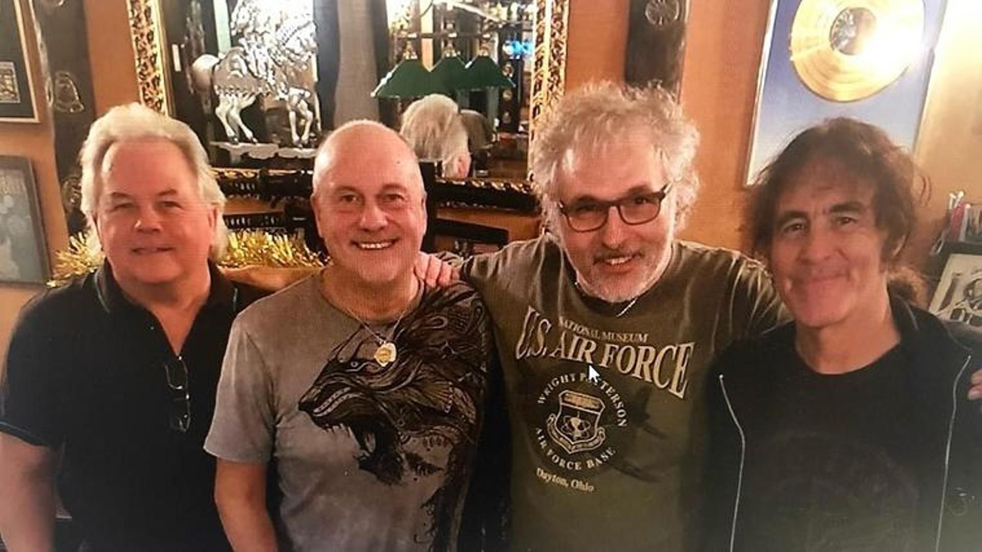 Fotografía reciente compartida por la banda Iron Maiden en su Facebook como recuerdo de Paul Mario Day