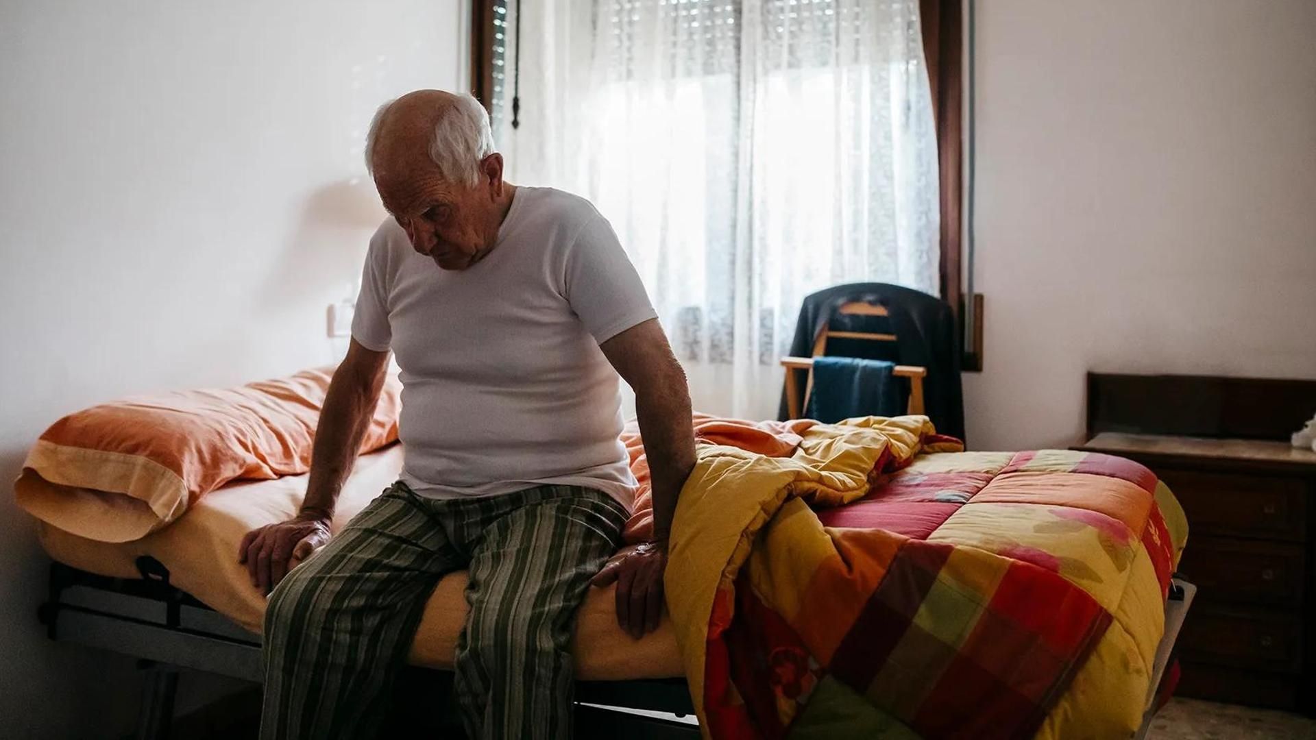 Hombre adulto en casa durante una ola de calor