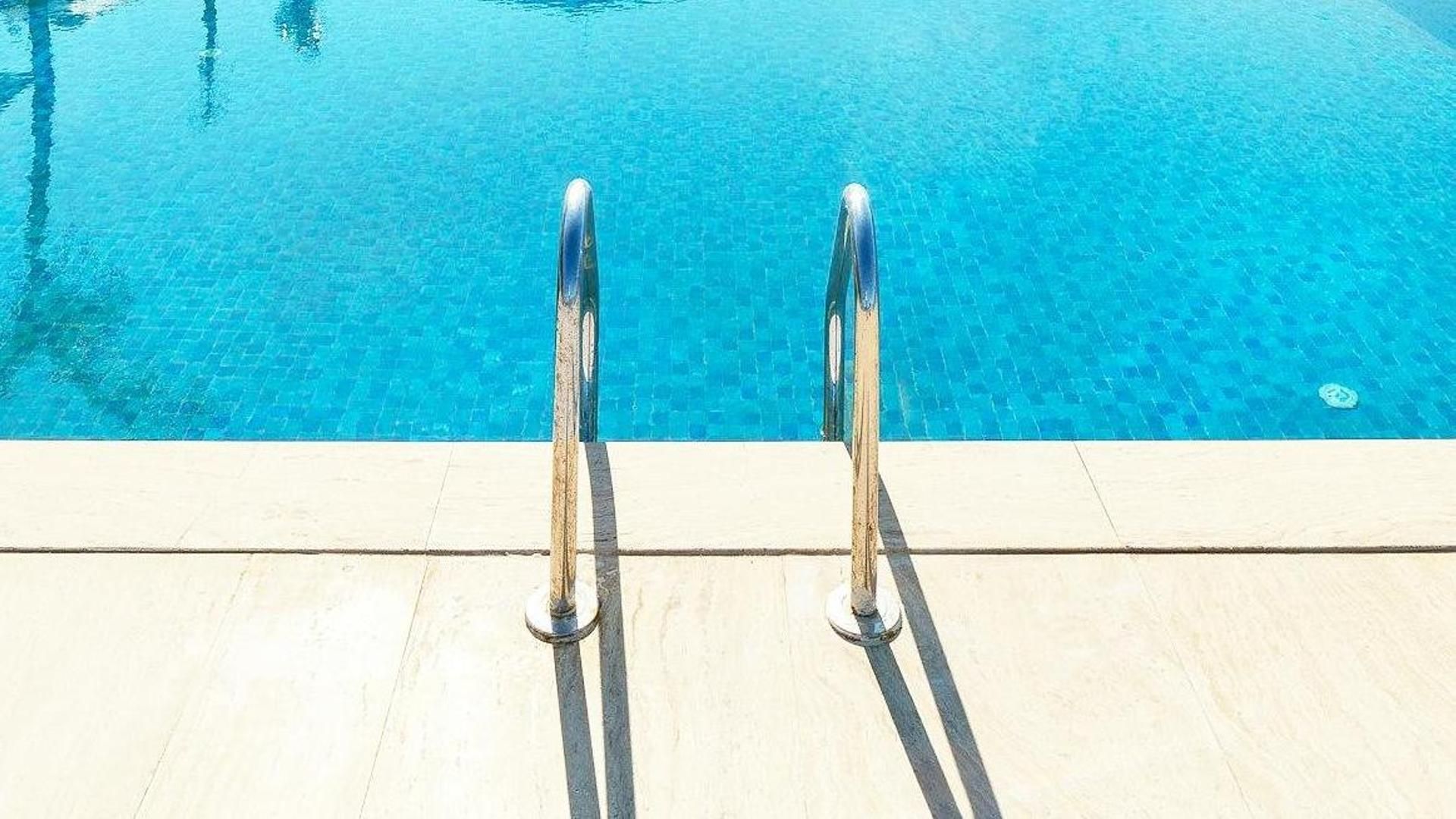 Hospitalizada en estado grave una niña de seis años rescatada de una piscina de un hotel de Mallorca