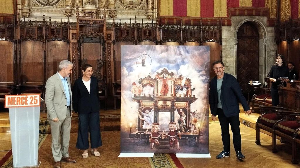 La actriz Emma Vilarasau, el alcalde de Barcelona Jaume Collboni y el artista Lluís Danés junto al cartel de la Mercè 2025 durante su presentación la semana pasada