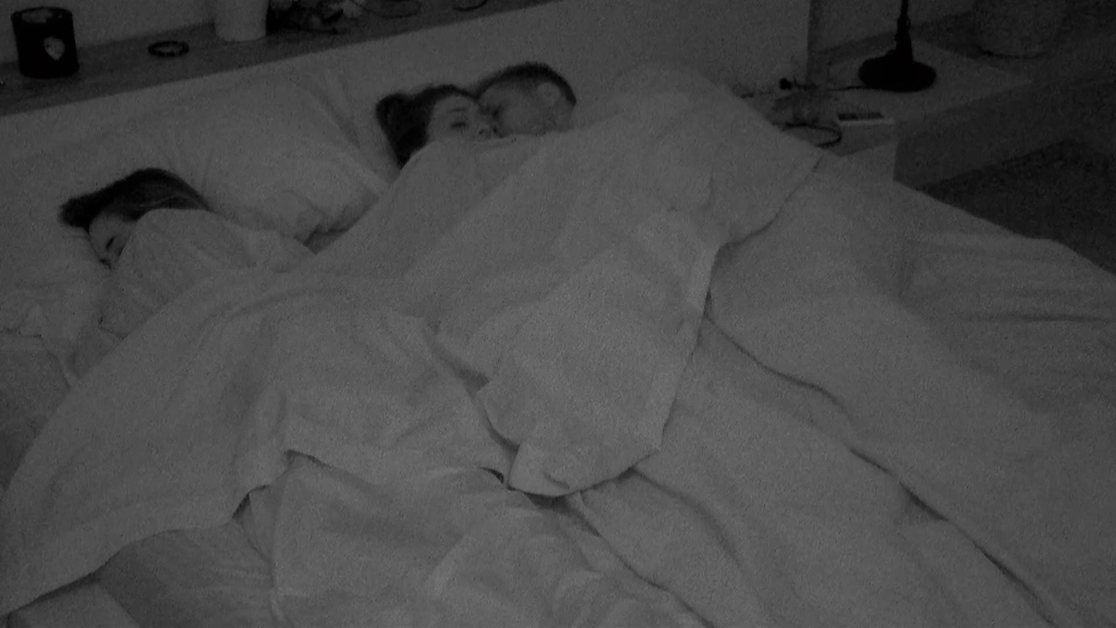 La noche en la que Lola Mecía y Carlos intimaron… ¡Con Lucía Sánchez durmiendo en la misma cama!
