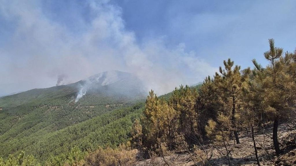 Las autoridades descartan por el momento nuevas evacuaciones por el incendio de Las Hurdes (Cáceres)