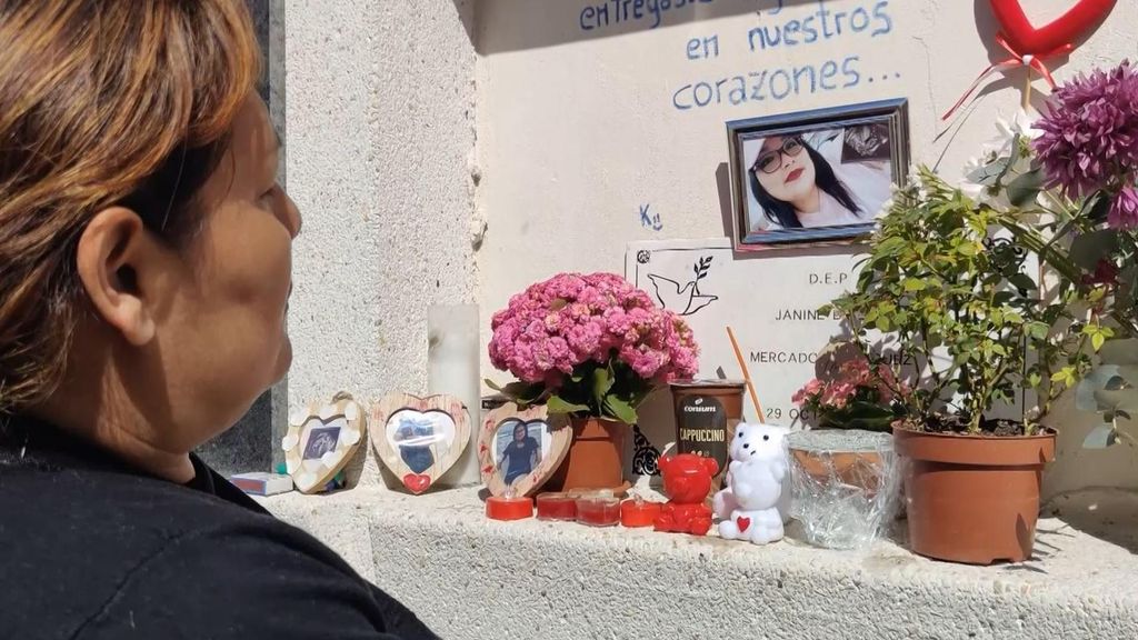 María visita la tumba de su hija casi a diario