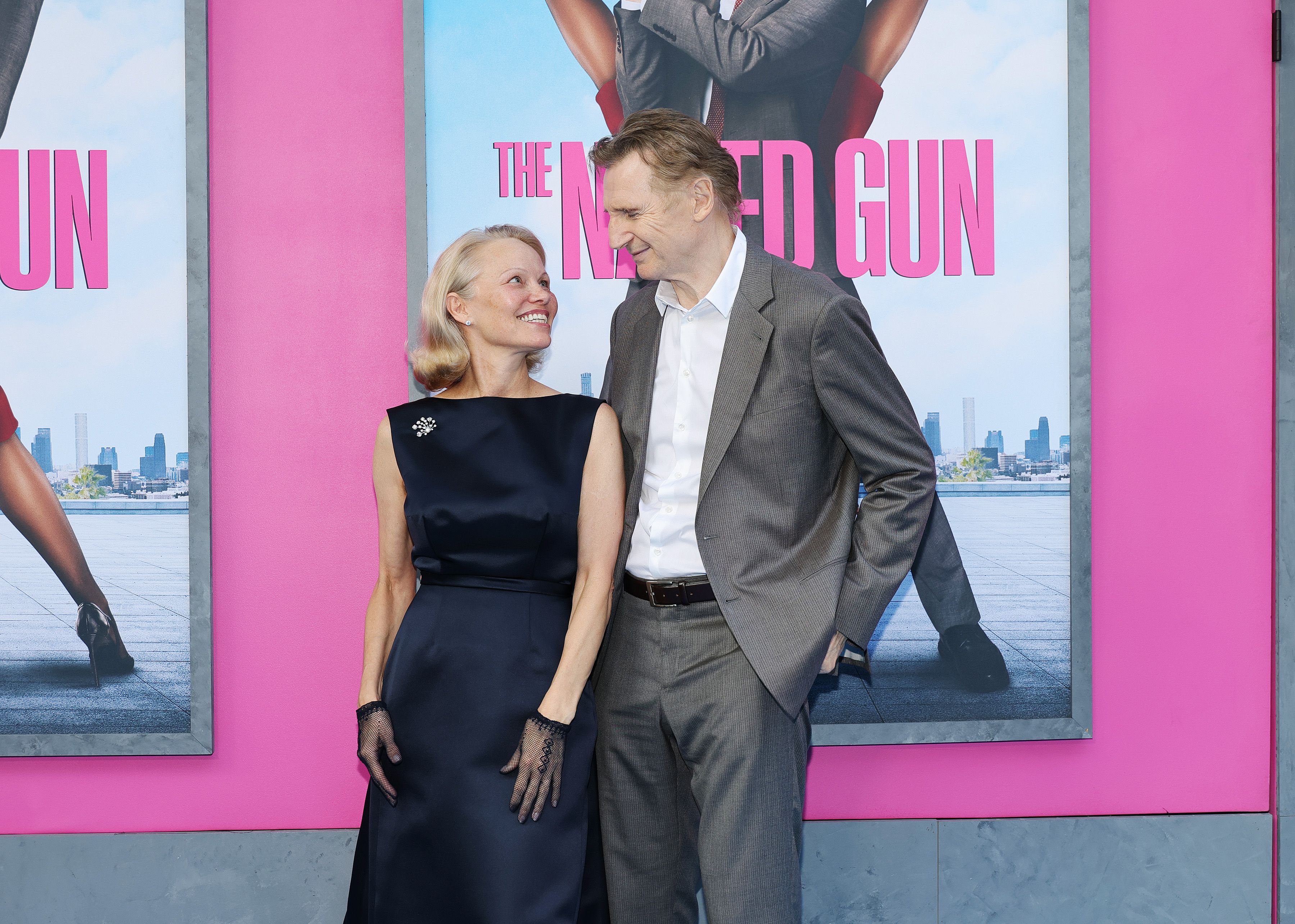 Pamela Anderson y Liam Neeson