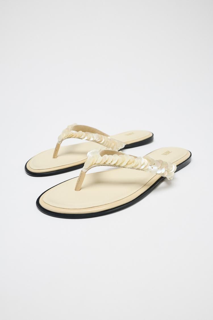 Sandalia beige con abalorios, de Zara