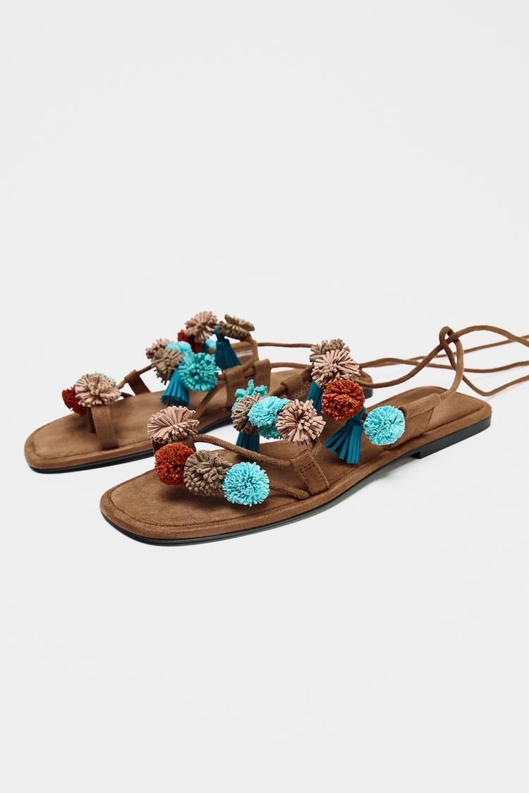 Sandalia con pompones de colores, de Zara