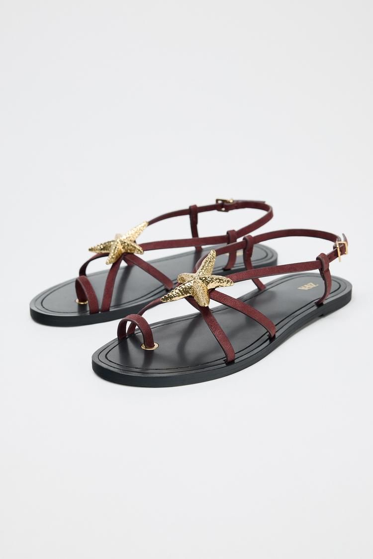 Sandalia con tiras y detalle joya, de Zara