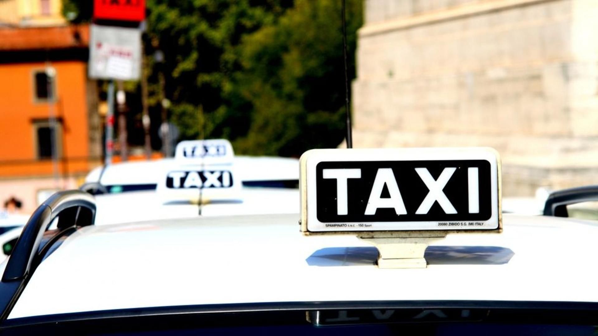Se niega a pagar un viaje en taxi de Gijón a Oviedo y el taxista la lleva de vuelta