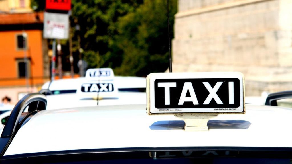 Se niega a pagar un viaje en taxi de Gijón a Oviedo y el taxista la lleva de vuelta