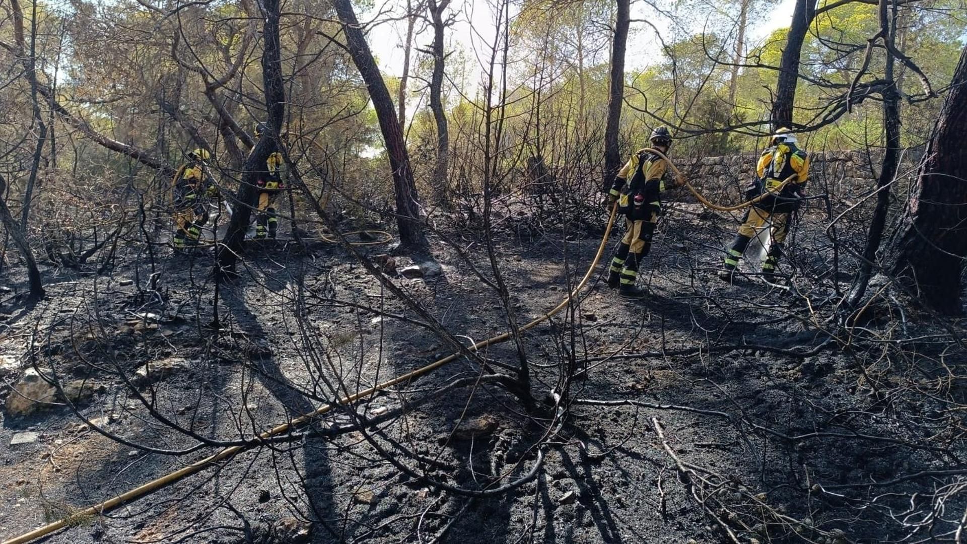 Siguen activos los incendios en Las Hurdes y Ávila: confinan a los vecinos de Mombeltrán por el avance del fuego Siguen activos los incendios en Las Hurdes y Ávila: confinan a los vecinos de Mombeltrán por el avance del fuego