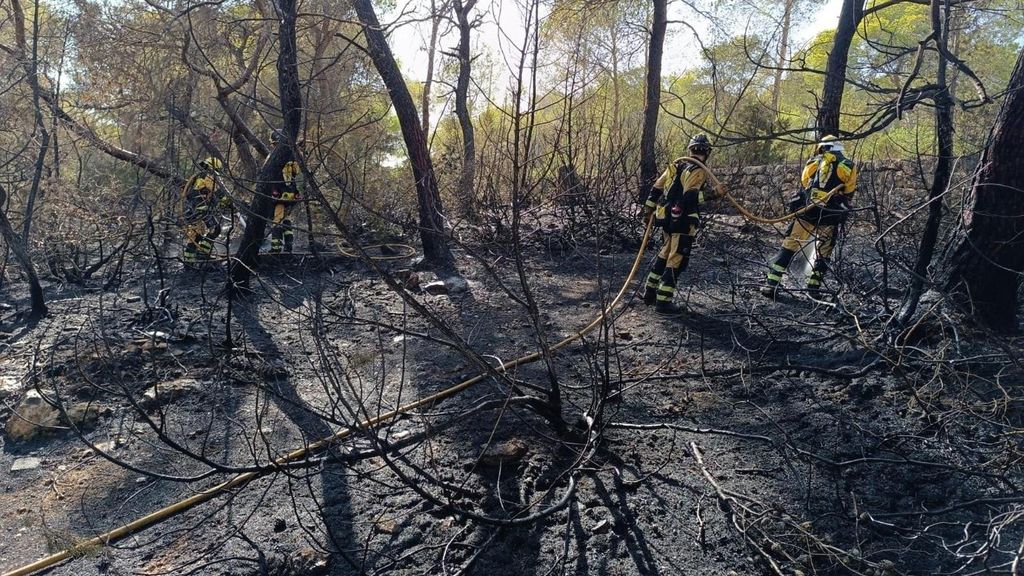 Siguen activos los incendios en Las Hurdes y Ávila: confinan a los vecinos de Mombeltrán por el avance del fuego
