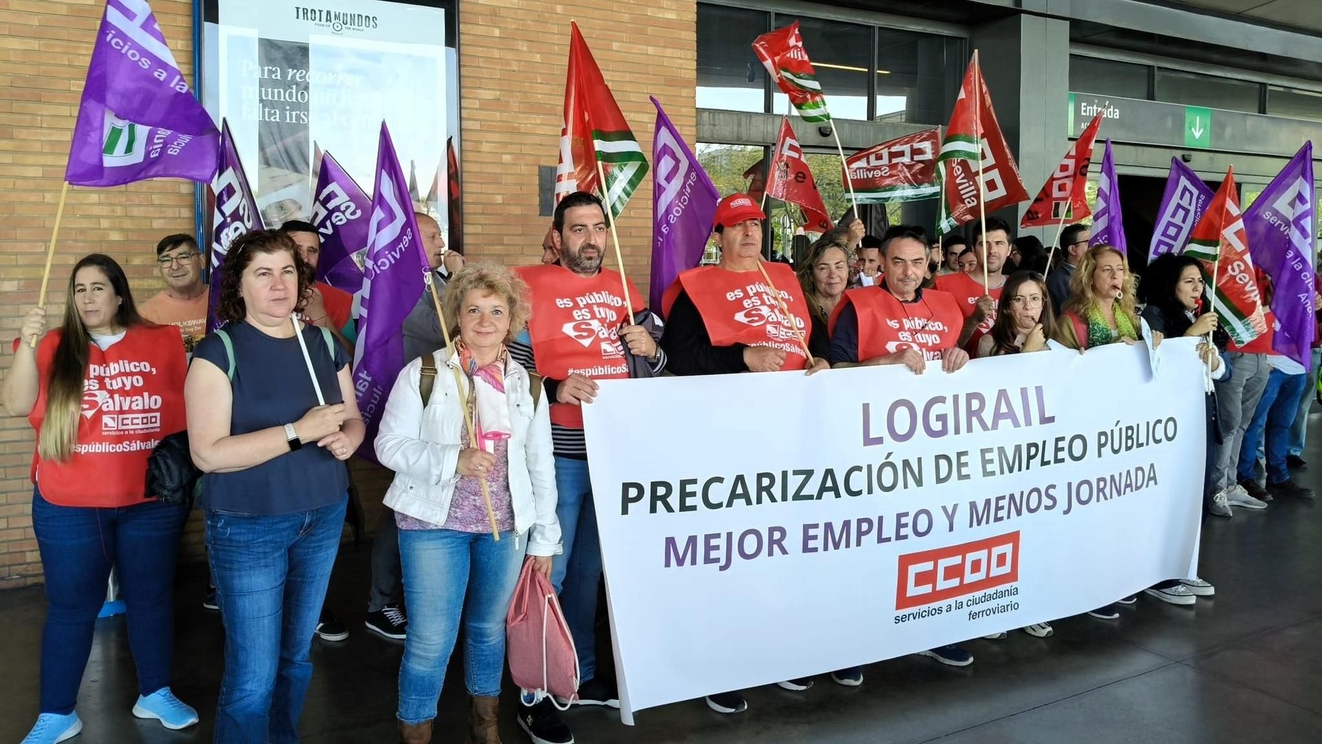 Trabajadores de Logirail, empresa filial de Renfe, protestan en la estación de Santa Justa, Sevilla