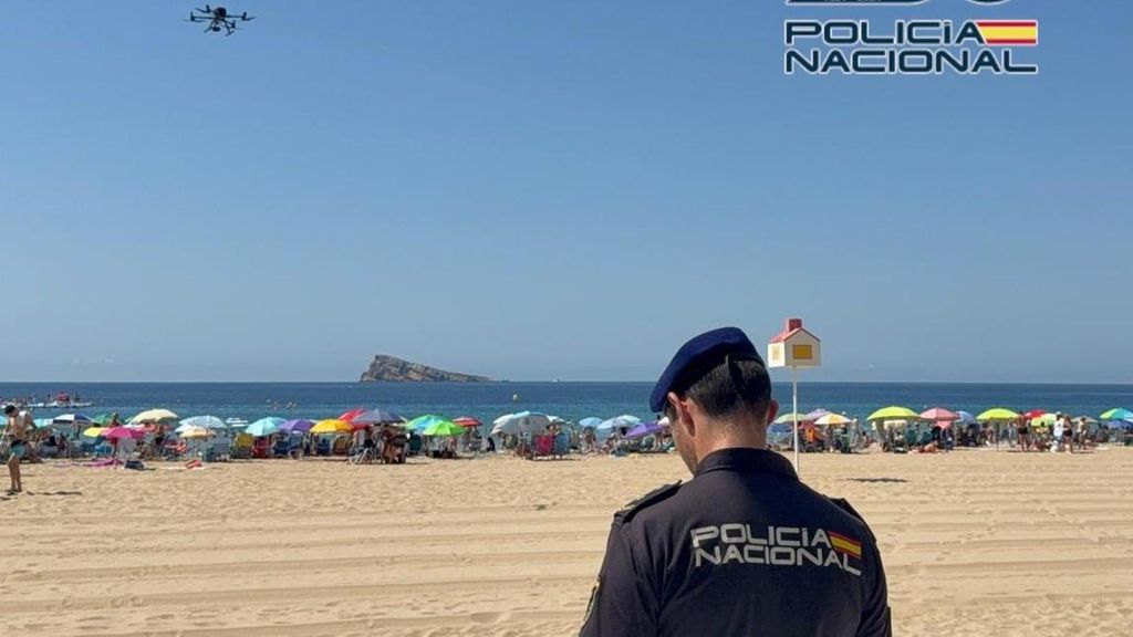 Un agente de la Policía Nacional en una playa de Benidorm (Alicante)