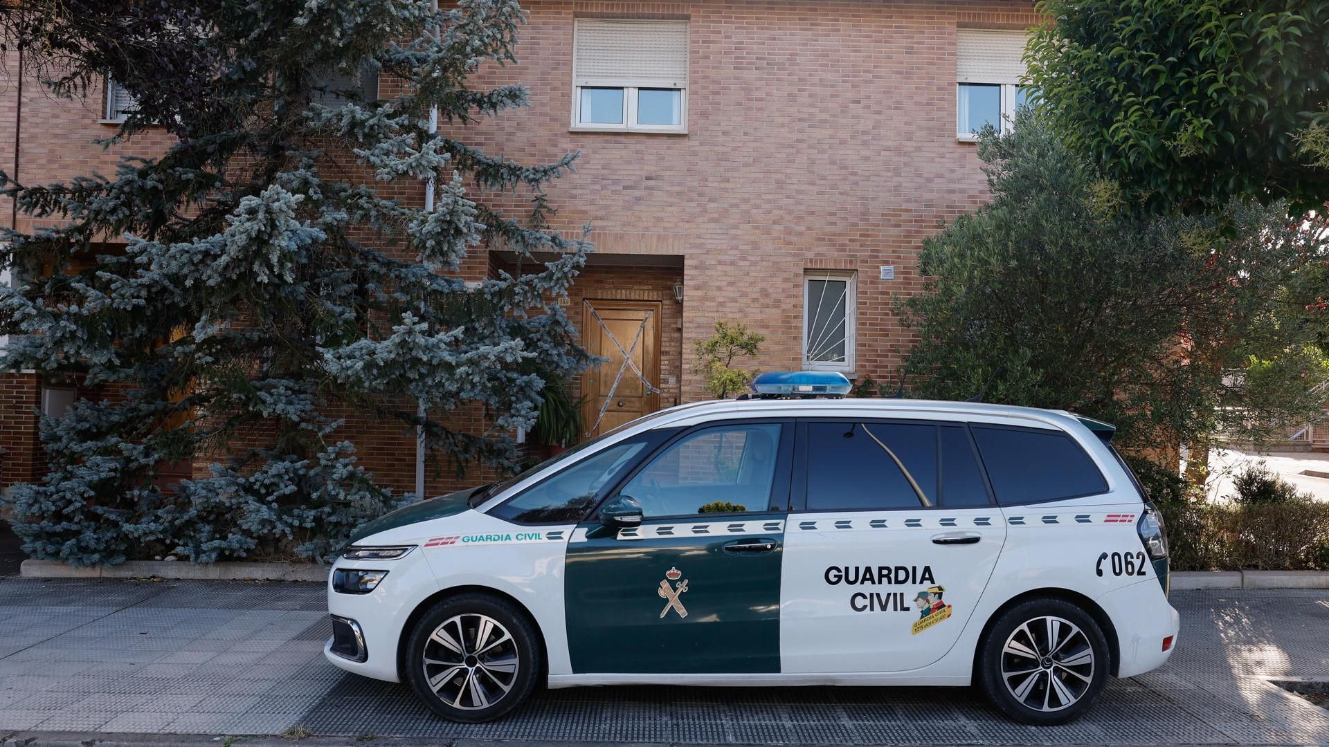 Una hermana de la mujer muerta en su domicilio en Zizur, Navarra, ve “excesivo e imprudente” hablar de violencia de género Una hermana de la mujer muerta en su domicilio en Zizur, Navarra, ve “excesivo e imprudente” hablar de violencia de género
