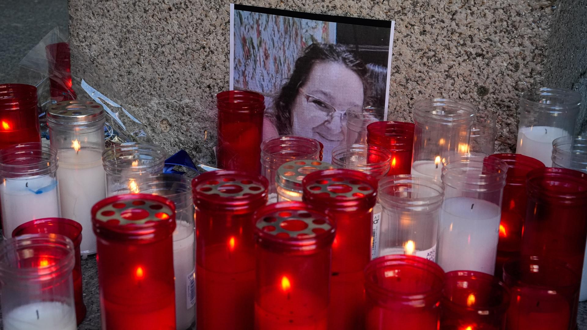 Velas junto a la foto de la mujer asesinada durante una concentración ante el Ayuntamiento de O Porriño
