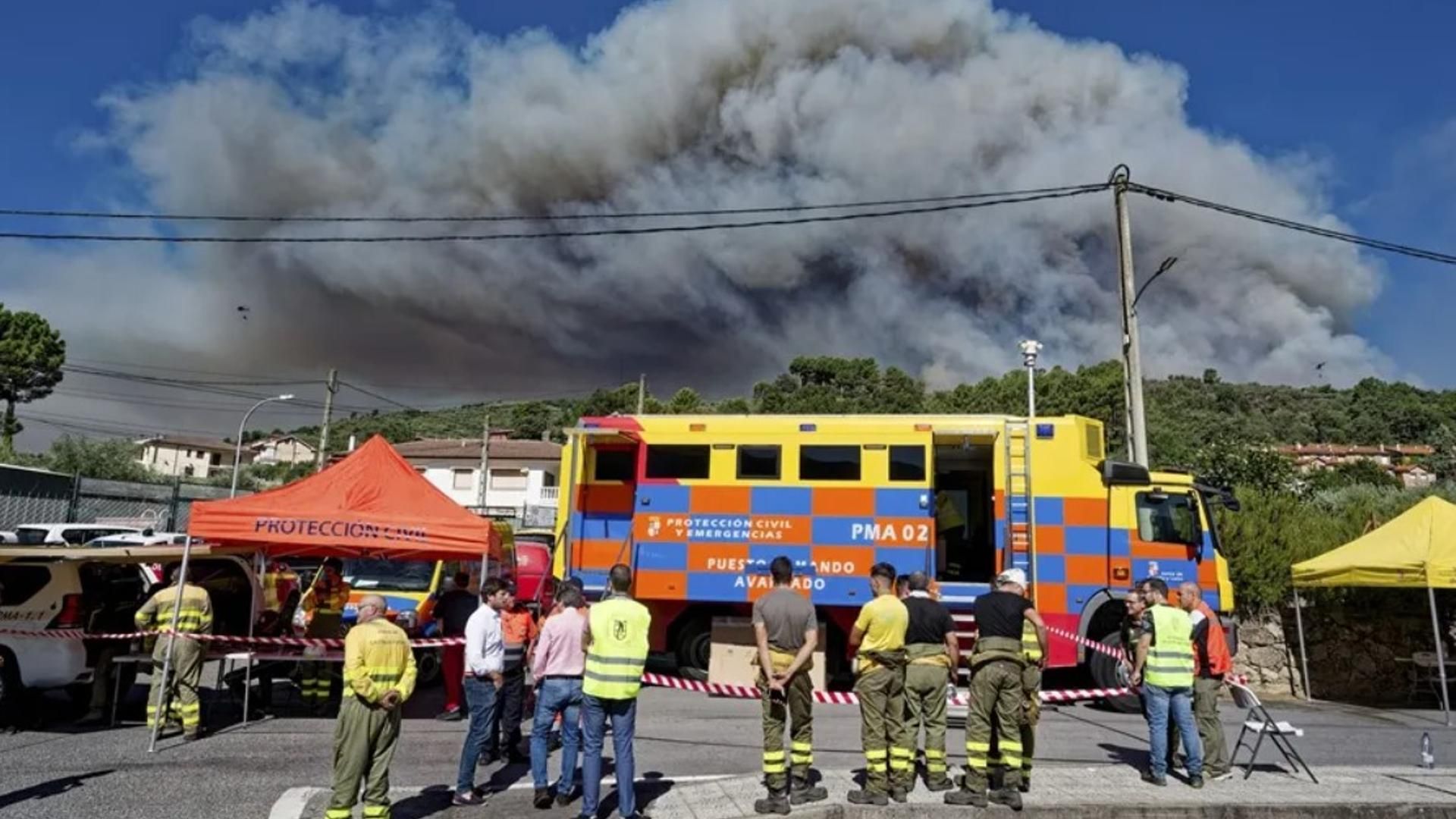 El incendio en Ávila se complica tras la reactivación del foco principal durante la noche