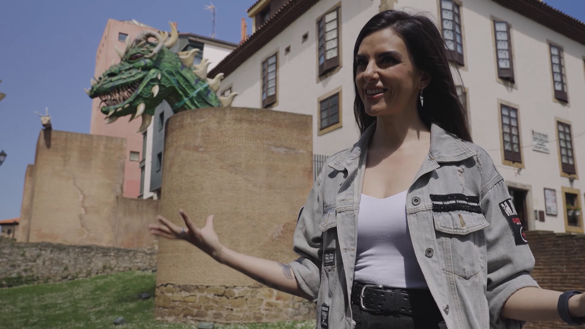 Ana Francisco muestras Gijón y explica qué es un cuélebre en la tradición asturiana
