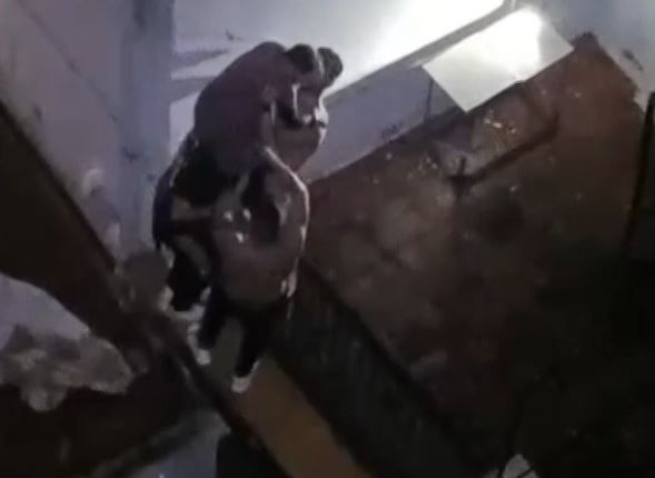 Carlos y otros dos jóvenes en el momento en el que rescataron a la anciana