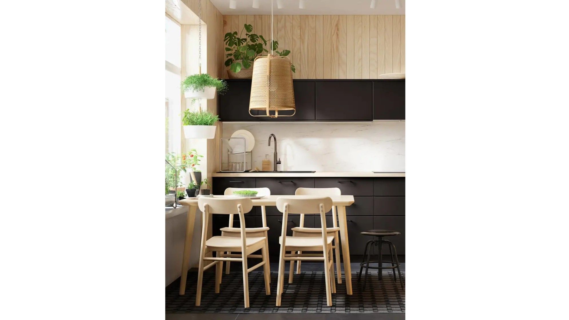Cocina con mesa de color claro. FUENTE: Ikea