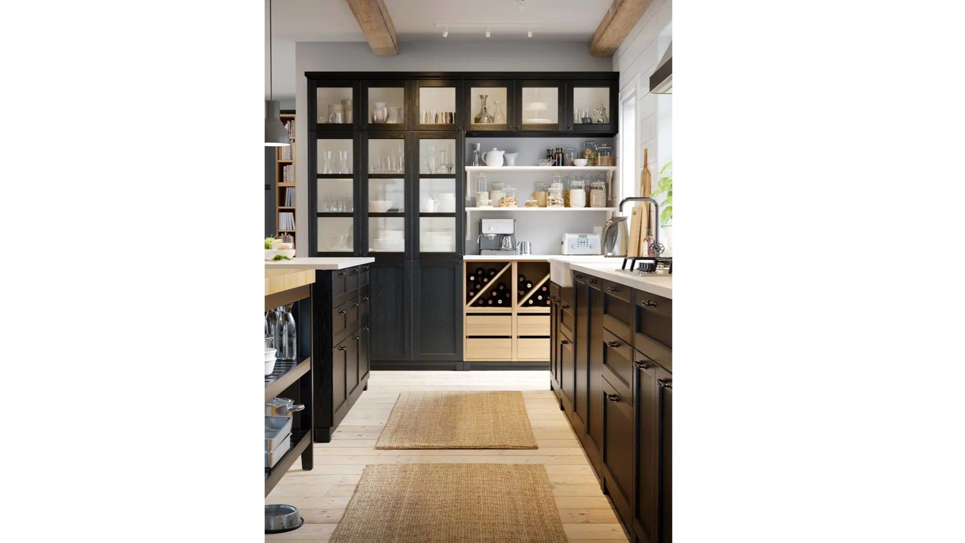 Cocina con muebles combinados. FUENTE: Ikea