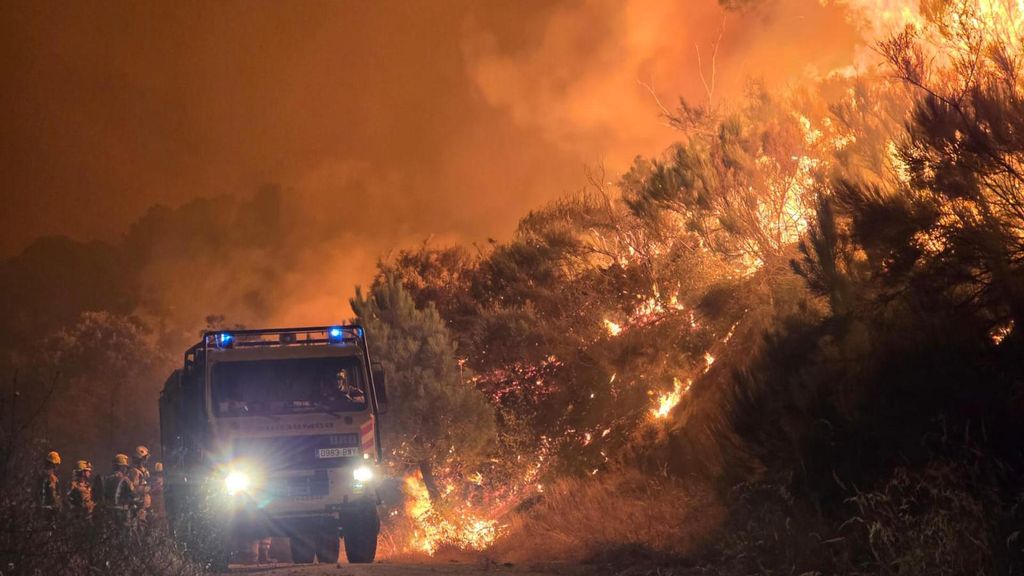 El incendio de Ávila sigue descontrolado y el fuego avanza hacia Arenas de San Pedro: 4.000 personas, afectadas por los confinamientos